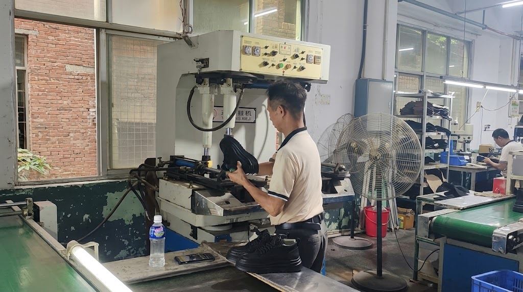 Shoe lasting and forming machine on the production line